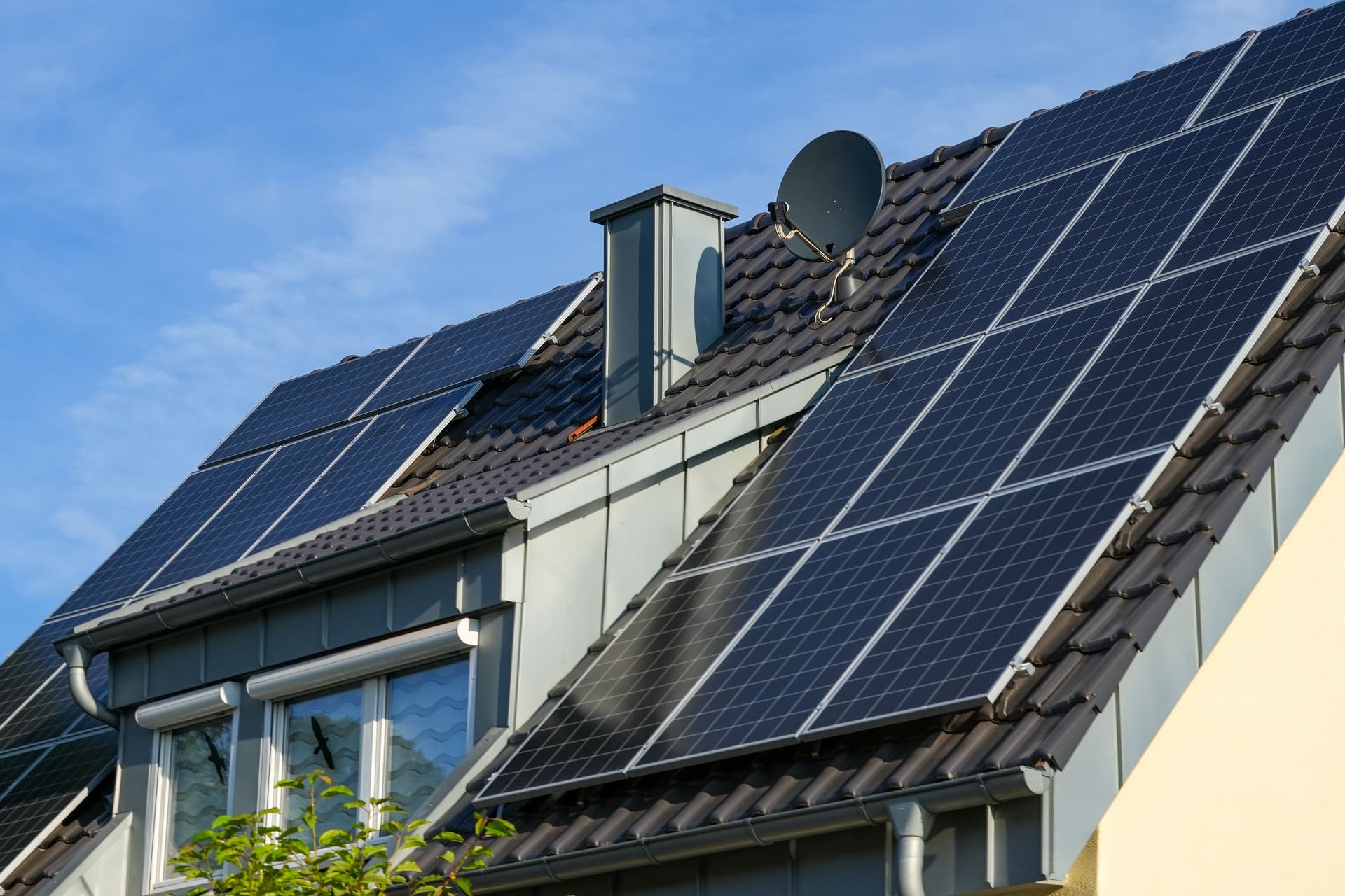 Solpaneler på villatak i ett bostadsområde